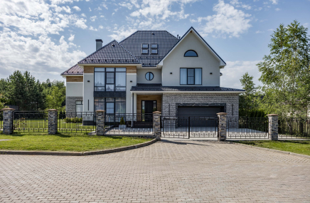 18773